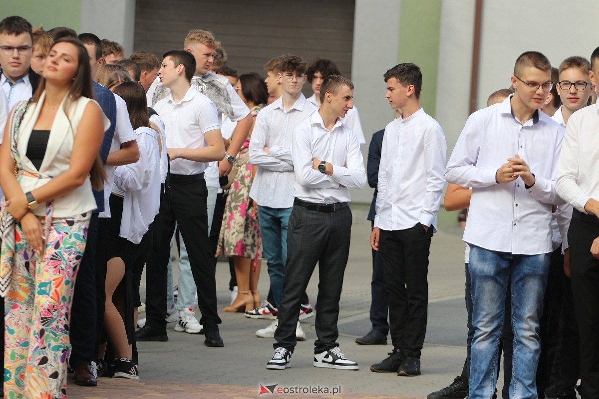 Rozpoczęcie roku szkolnego w ZSZ 1 w Ostrołęce [02.09.2024] - zdjęcie #59 - eOstroleka.pl