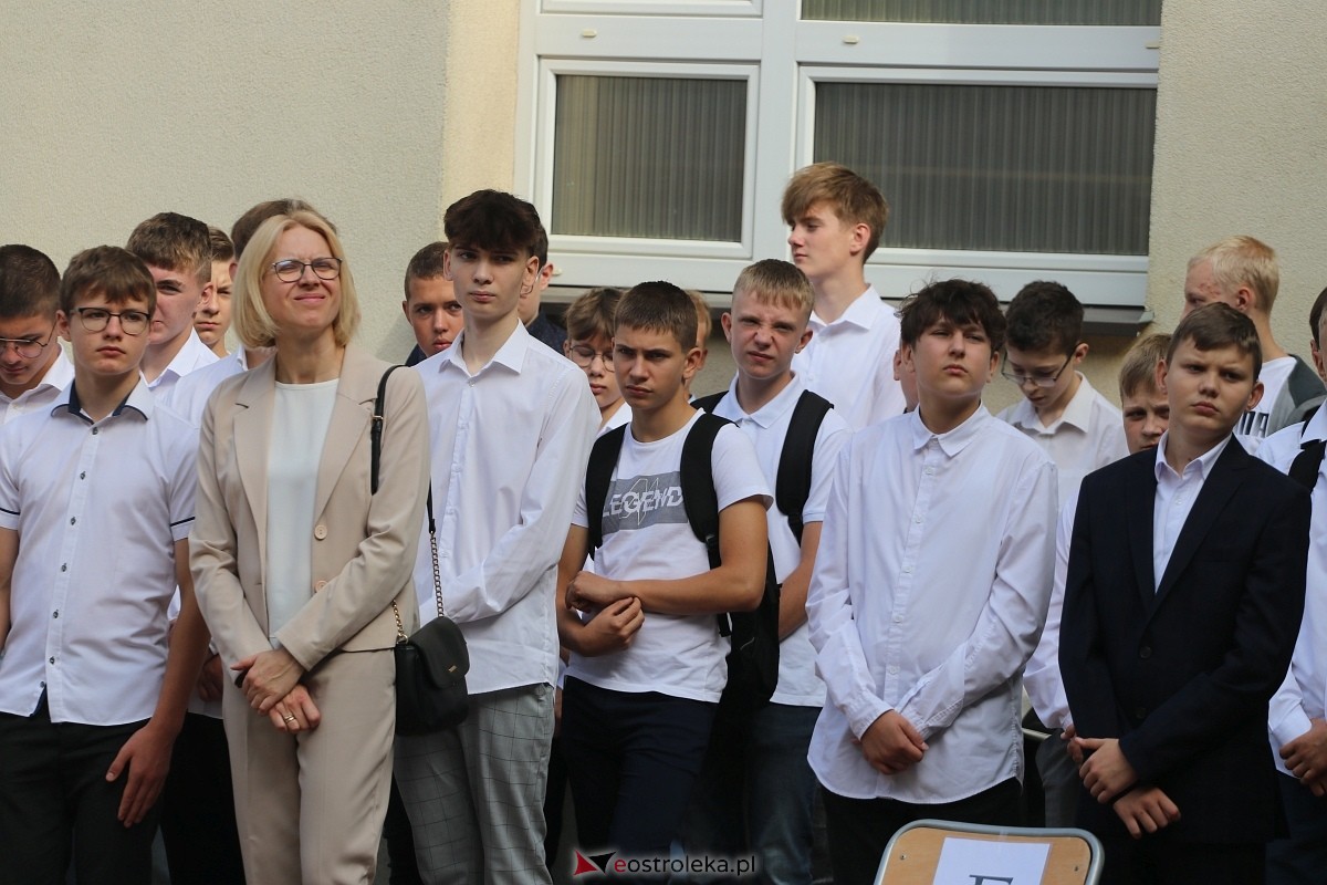 Rozpoczęcie roku szkolnego w ZSZ 1 w Ostrołęce [02.09.2024] - zdjęcie #18 - eOstroleka.pl