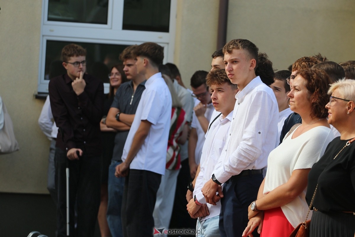 Rozpoczęcie roku szkolnego w ZSZ 1 w Ostrołęce [02.09.2024] - zdjęcie #4 - eOstroleka.pl