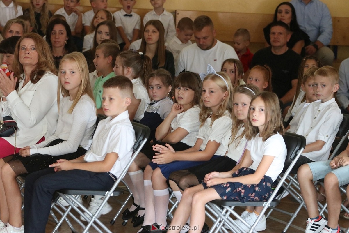 Rozpoczęcie roku szkolnego w SP 6 w Ostrołęce [02.09.2024] - zdjęcie #46 - eOstroleka.pl