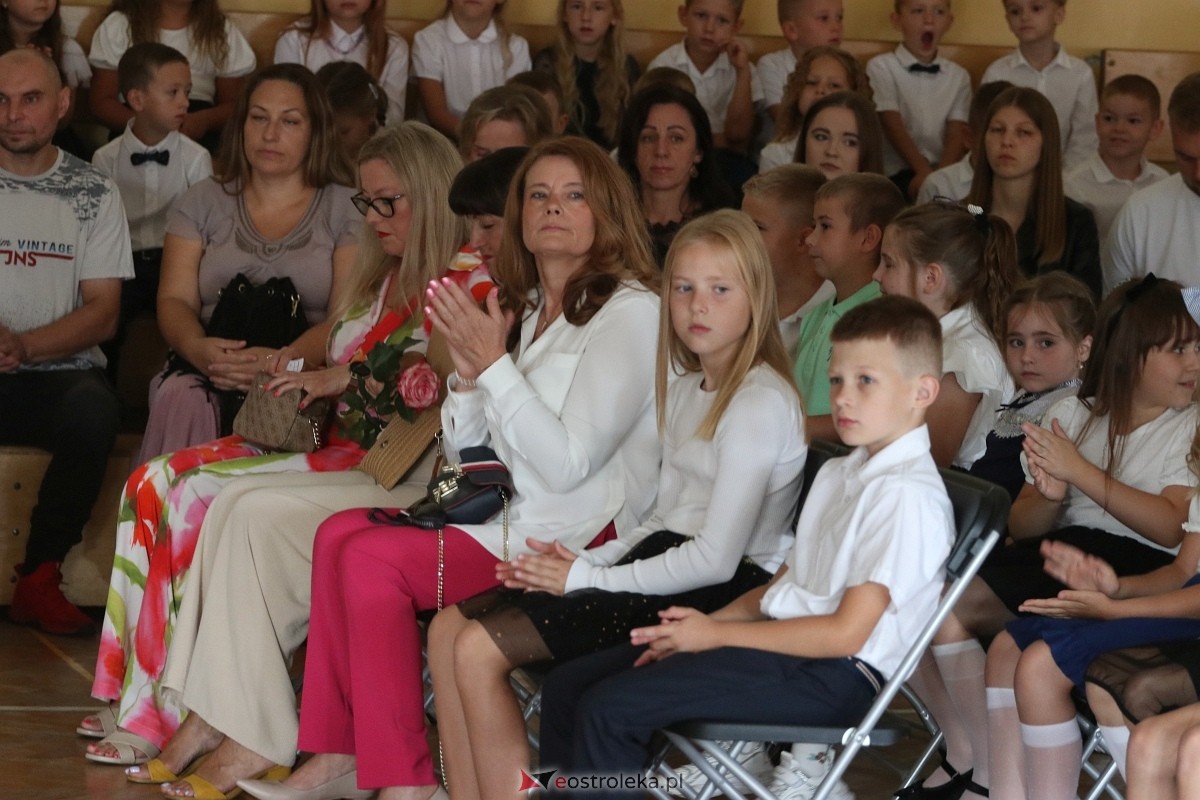 Rozpoczęcie roku szkolnego w SP 6 w Ostrołęce [02.09.2024] - zdjęcie #45 - eOstroleka.pl