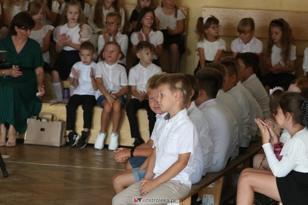 Rozpoczęcie roku szkolnego w SP 6 w Ostrołęce [02.09.2024] - zdjęcie #42 - eOstroleka.pl
