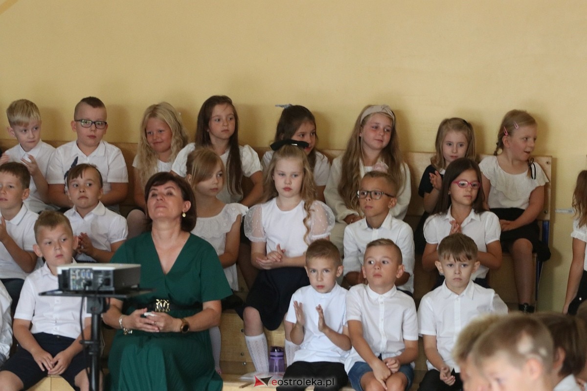 Rozpoczęcie roku szkolnego w SP 6 w Ostrołęce [02.09.2024] - zdjęcie #41 - eOstroleka.pl