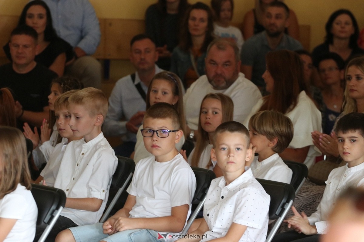 Rozpoczęcie roku szkolnego w SP 6 w Ostrołęce [02.09.2024] - zdjęcie #40 - eOstroleka.pl