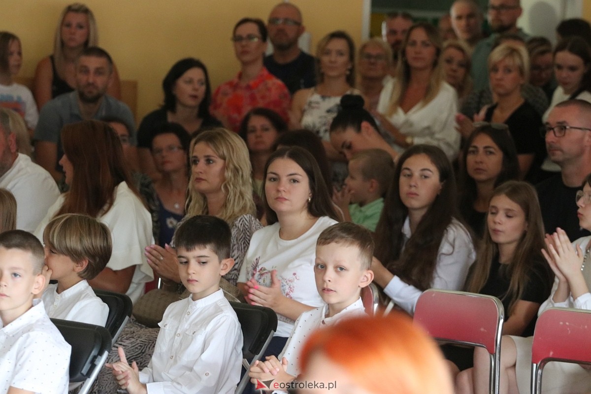 Rozpoczęcie roku szkolnego w SP 6 w Ostrołęce [02.09.2024] - zdjęcie #39 - eOstroleka.pl