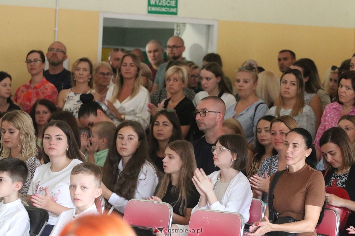 Rozpoczęcie roku szkolnego w SP 6 w Ostrołęce [02.09.2024] - zdjęcie #38 - eOstroleka.pl