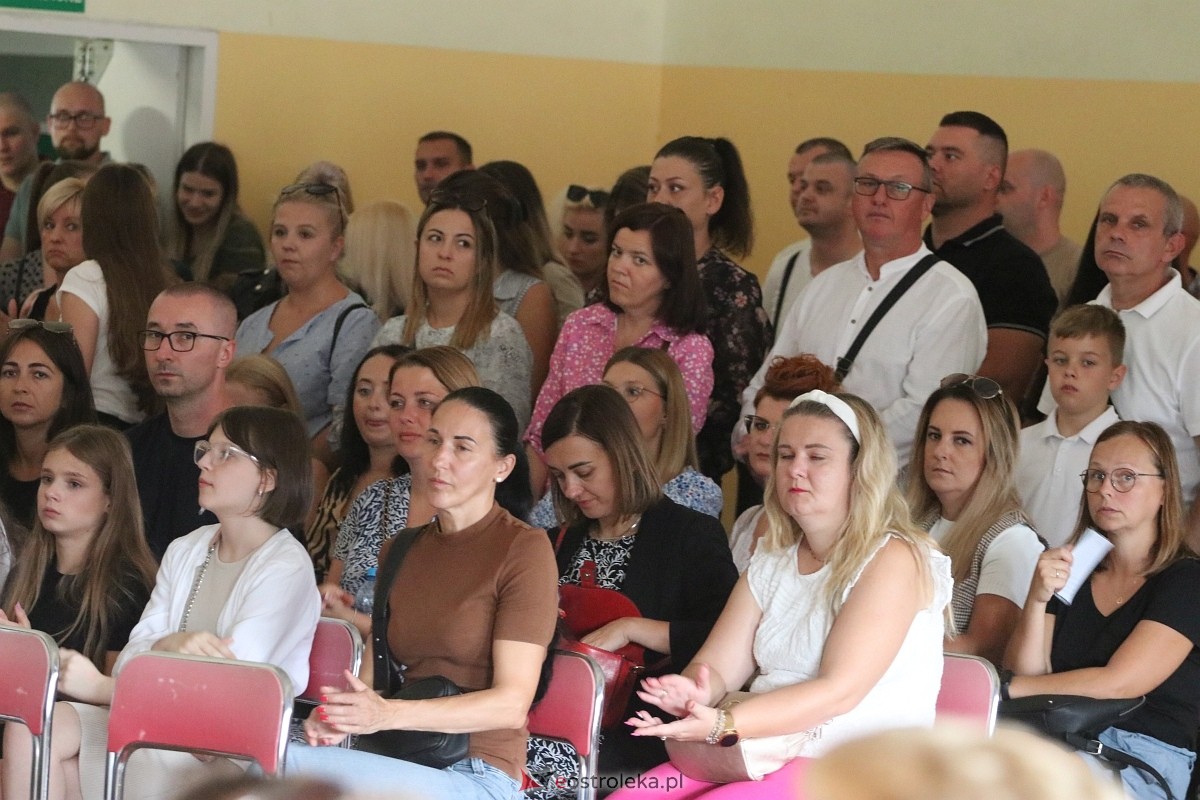Rozpoczęcie roku szkolnego w SP 6 w Ostrołęce [02.09.2024] - zdjęcie #37 - eOstroleka.pl