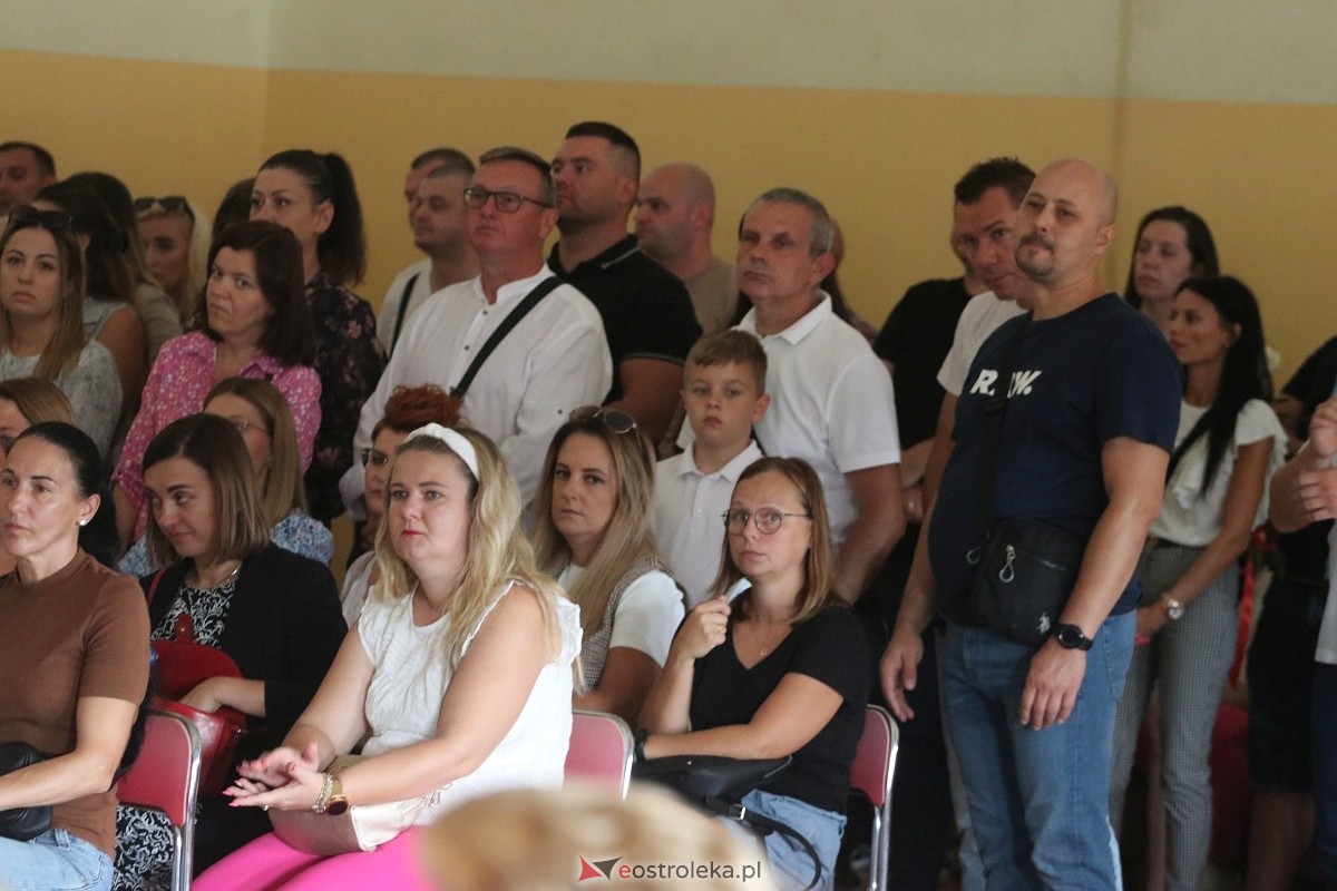 Rozpoczęcie roku szkolnego w SP 6 w Ostrołęce [02.09.2024] - zdjęcie #36 - eOstroleka.pl