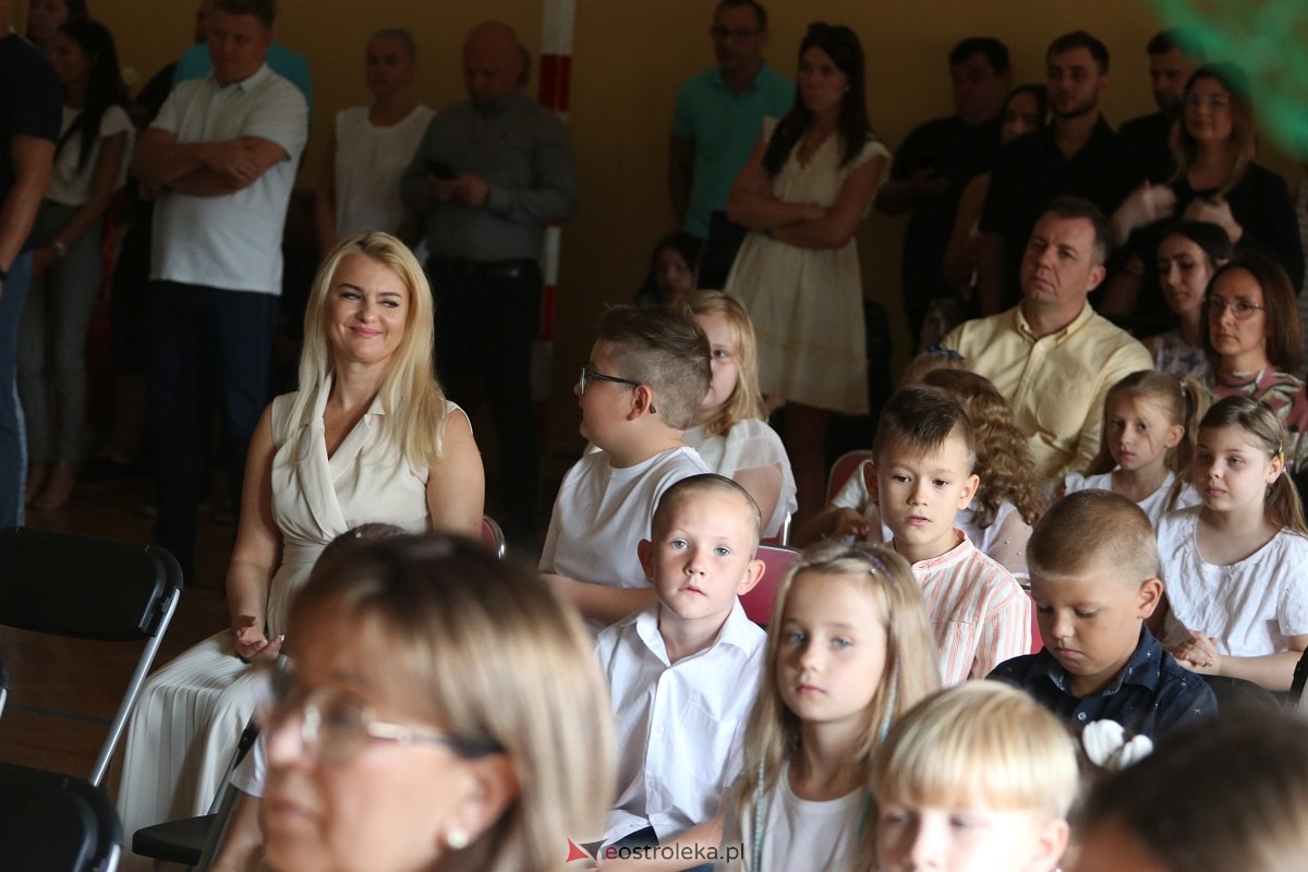 Rozpoczęcie roku szkolnego w SP 6 w Ostrołęce [02.09.2024] - zdjęcie #34 - eOstroleka.pl