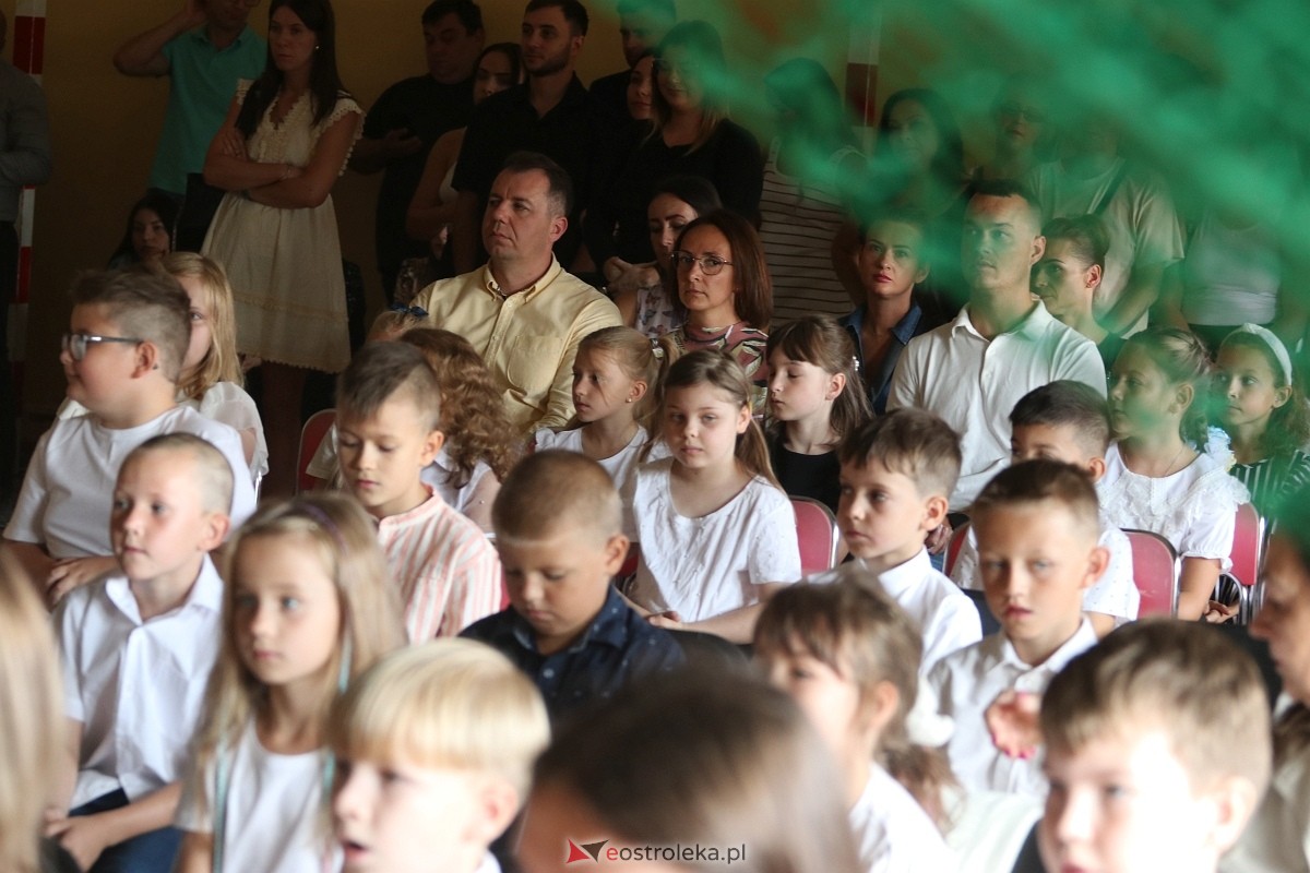Rozpoczęcie roku szkolnego w SP 6 w Ostrołęce [02.09.2024] - zdjęcie #33 - eOstroleka.pl