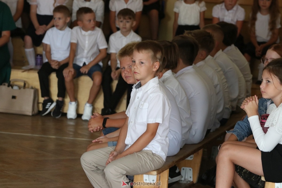 Rozpoczęcie roku szkolnego w SP 6 w Ostrołęce [02.09.2024] - zdjęcie #31 - eOstroleka.pl