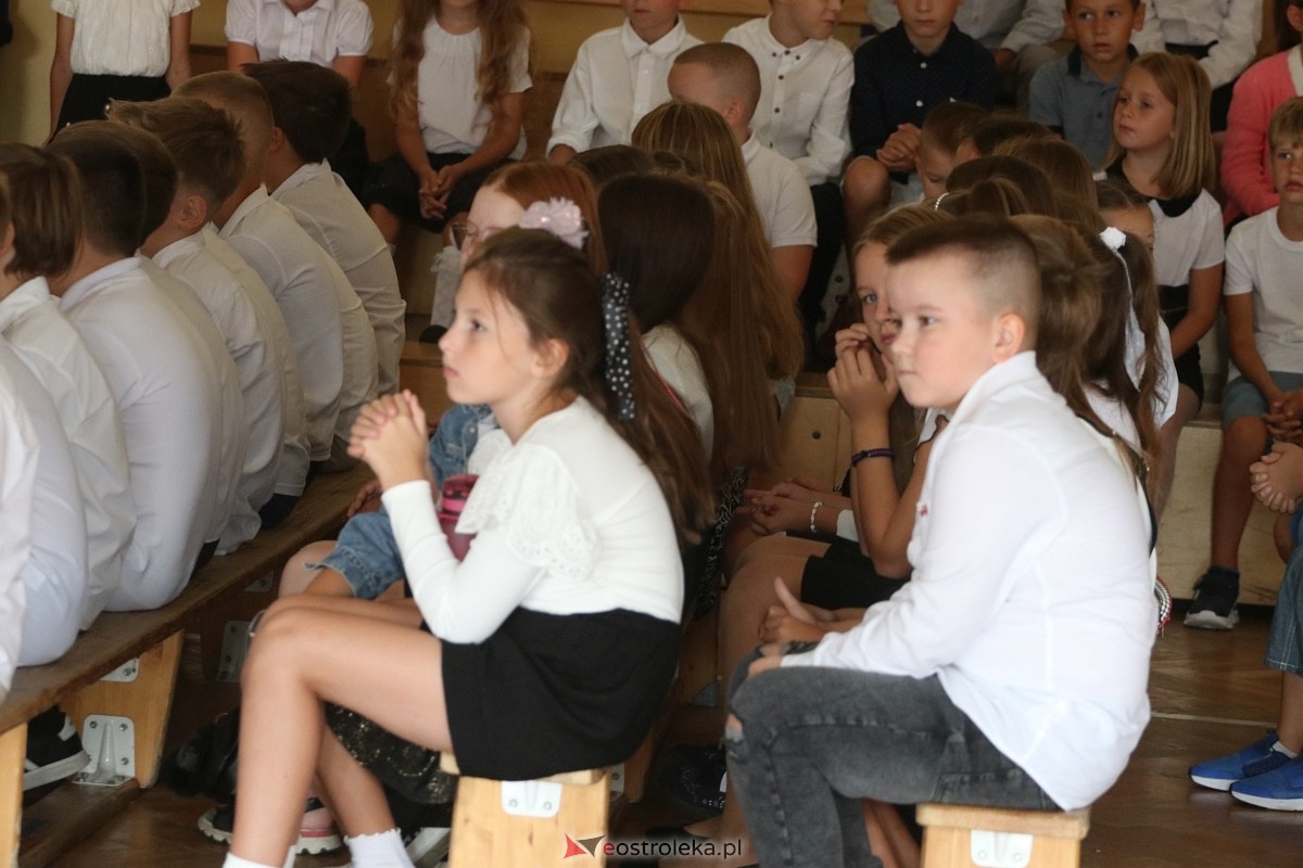 Rozpoczęcie roku szkolnego w SP 6 w Ostrołęce [02.09.2024] - zdjęcie #30 - eOstroleka.pl