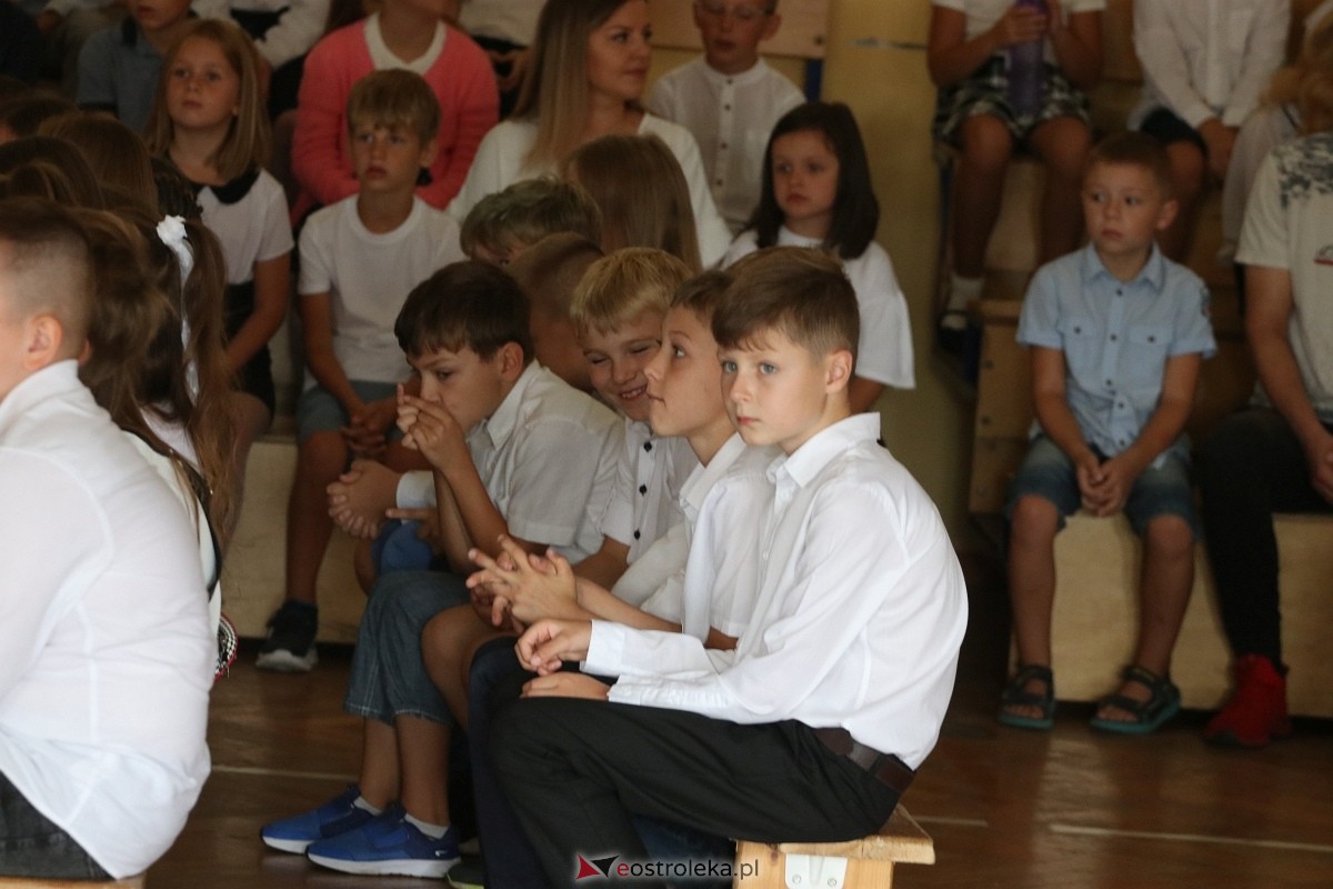 Rozpoczęcie roku szkolnego w SP 6 w Ostrołęce [02.09.2024] - zdjęcie #29 - eOstroleka.pl