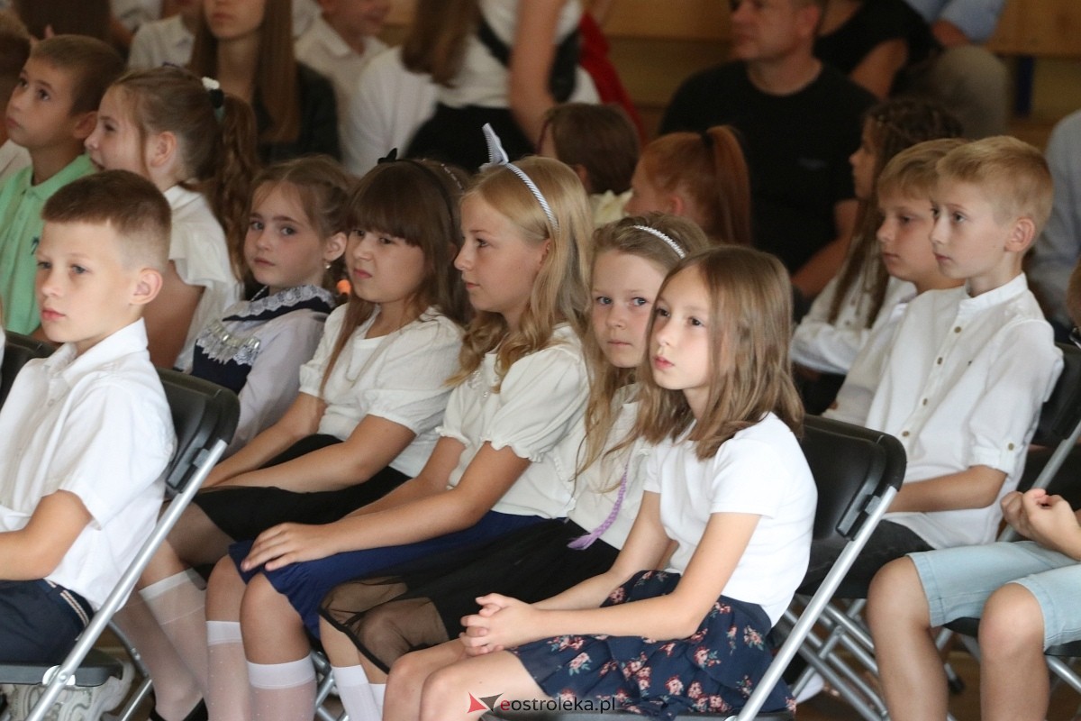 Rozpoczęcie roku szkolnego w SP 6 w Ostrołęce [02.09.2024] - zdjęcie #27 - eOstroleka.pl