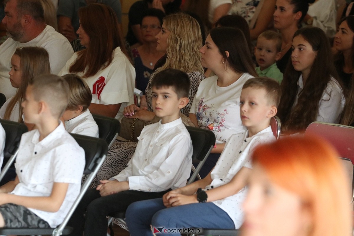Rozpoczęcie roku szkolnego w SP 6 w Ostrołęce [02.09.2024] - zdjęcie #25 - eOstroleka.pl