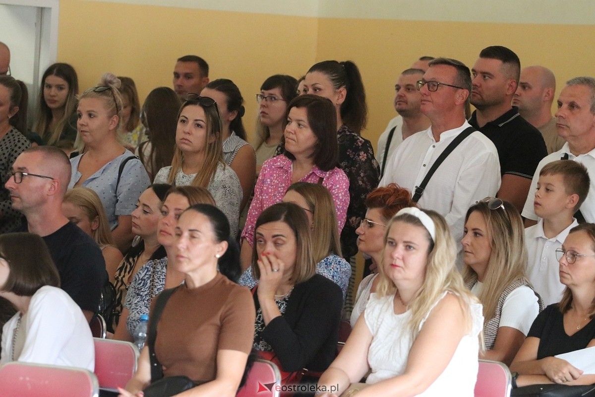 Rozpoczęcie roku szkolnego w SP 6 w Ostrołęce [02.09.2024] - zdjęcie #24 - eOstroleka.pl