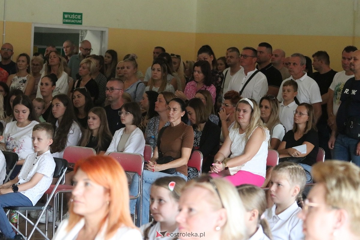 Rozpoczęcie roku szkolnego w SP 6 w Ostrołęce [02.09.2024] - zdjęcie #23 - eOstroleka.pl