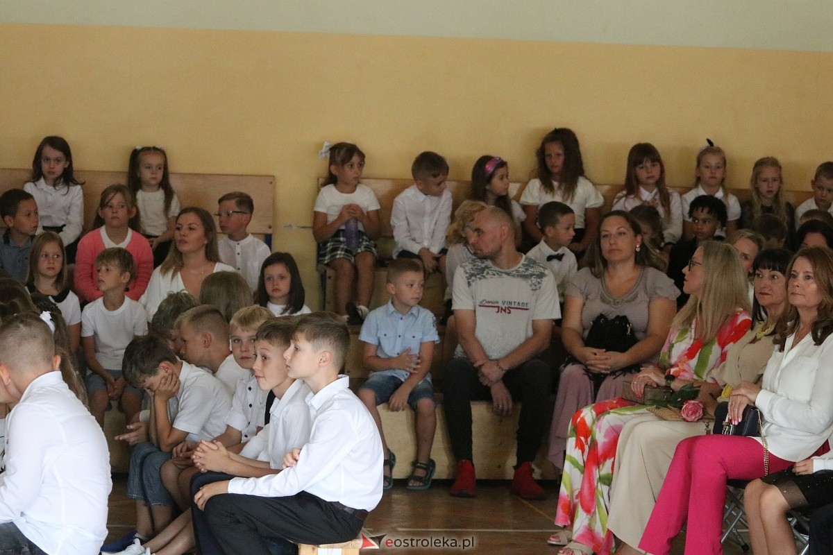 Rozpoczęcie roku szkolnego w SP 6 w Ostrołęce [02.09.2024] - zdjęcie #19 - eOstroleka.pl