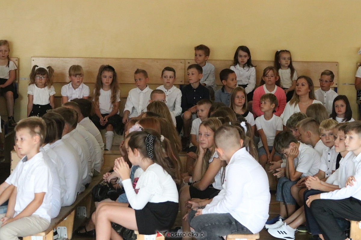 Rozpoczęcie roku szkolnego w SP 6 w Ostrołęce [02.09.2024] - zdjęcie #18 - eOstroleka.pl