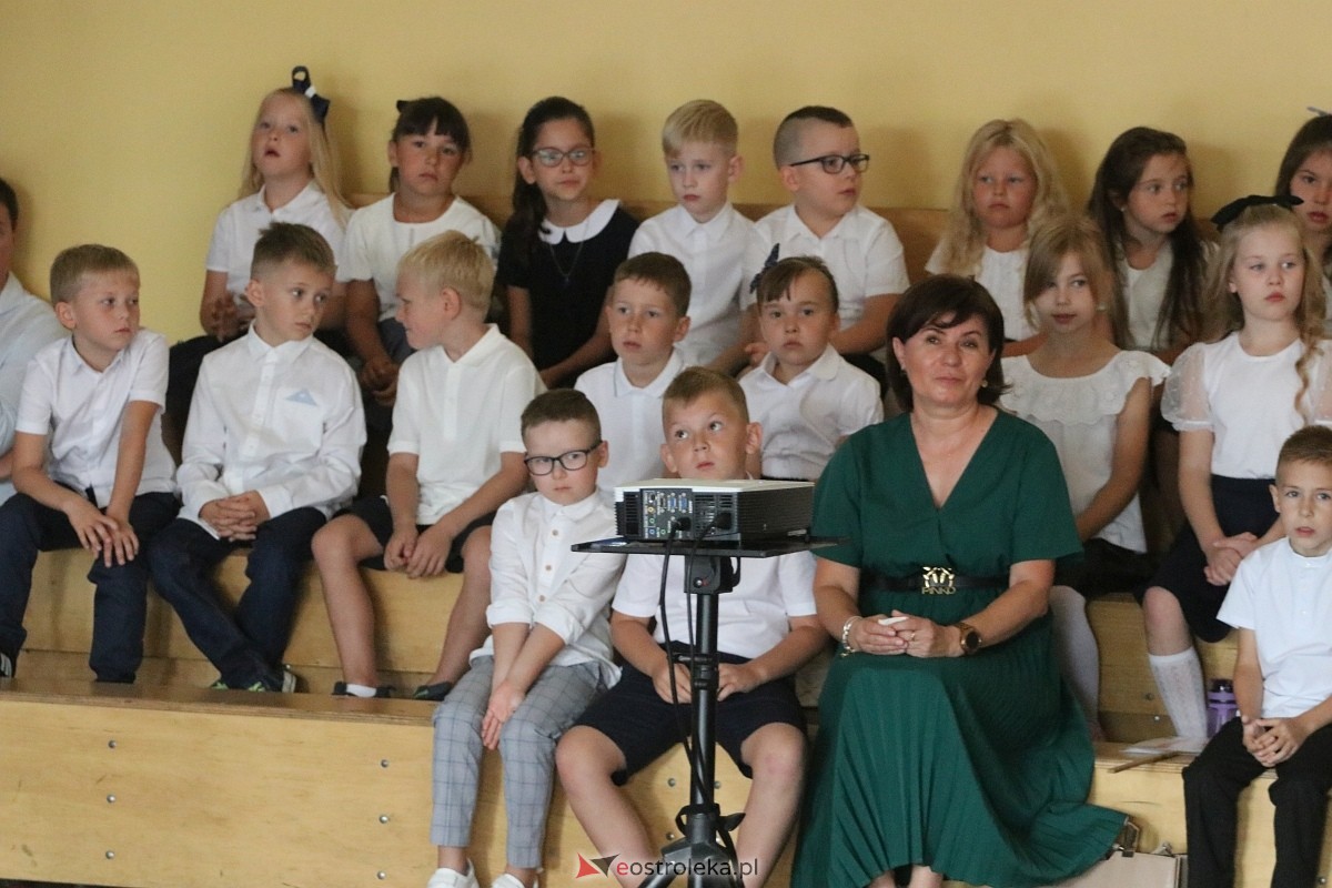 Rozpoczęcie roku szkolnego w SP 6 w Ostrołęce [02.09.2024] - zdjęcie #17 - eOstroleka.pl