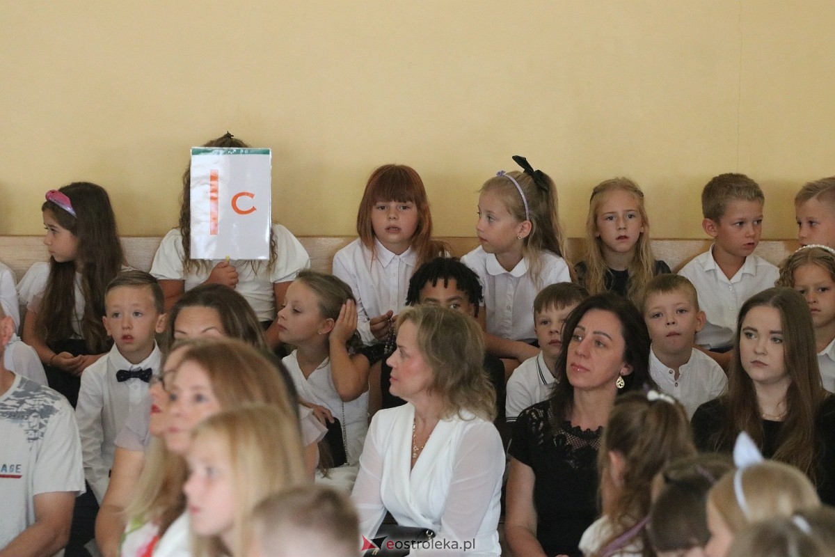 Rozpoczęcie roku szkolnego w SP 6 w Ostrołęce [02.09.2024] - zdjęcie #16 - eOstroleka.pl