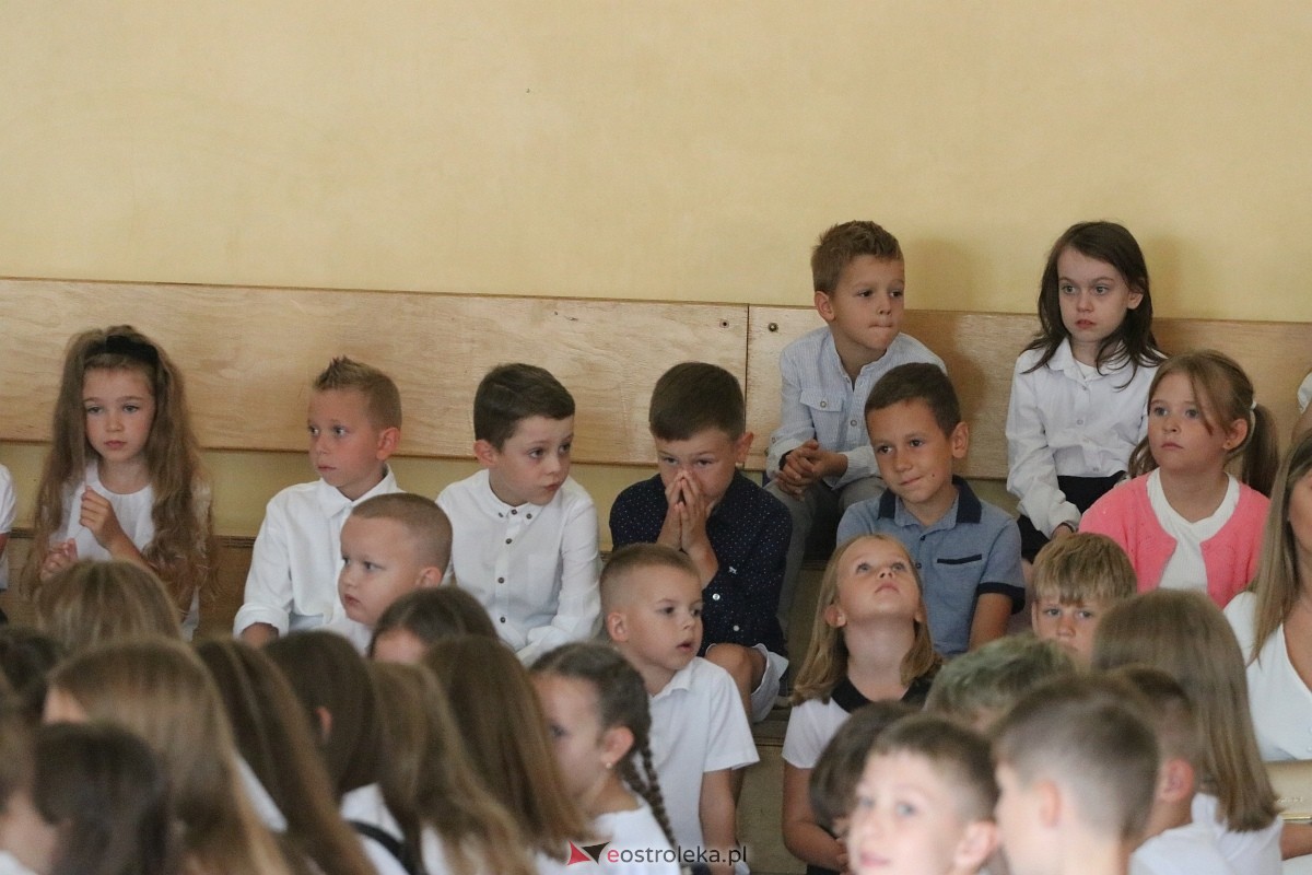 Rozpoczęcie roku szkolnego w SP 6 w Ostrołęce [02.09.2024] - zdjęcie #15 - eOstroleka.pl