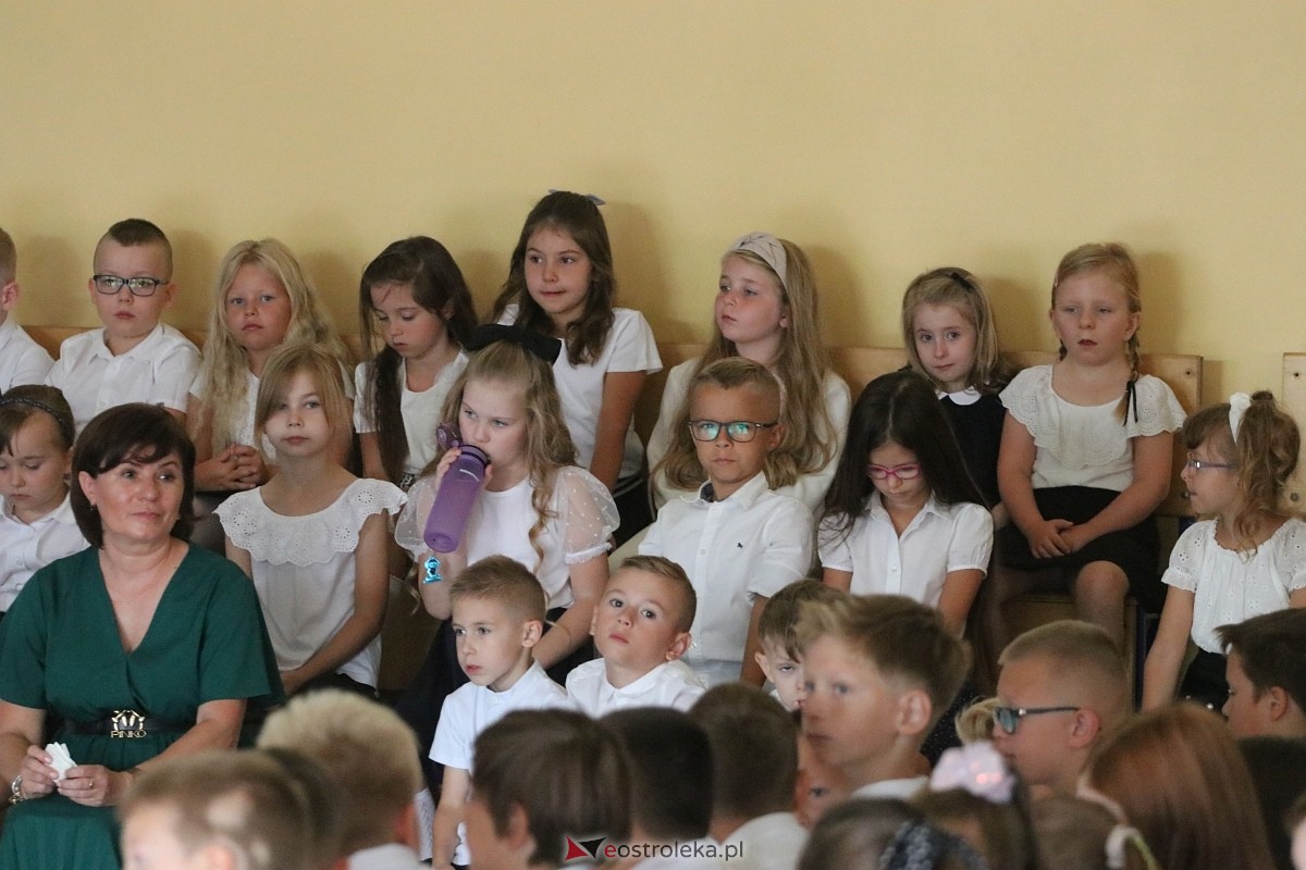 Rozpoczęcie roku szkolnego w SP 6 w Ostrołęce [02.09.2024] - zdjęcie #14 - eOstroleka.pl