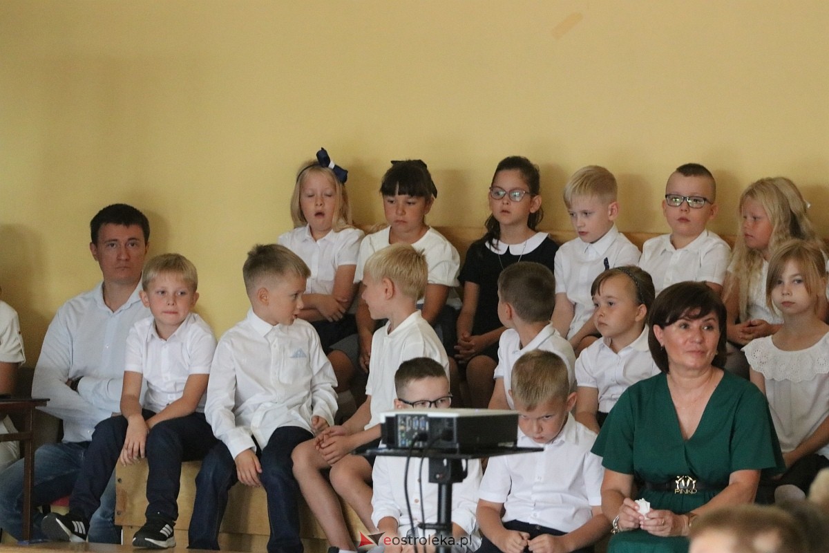 Rozpoczęcie roku szkolnego w SP 6 w Ostrołęce [02.09.2024] - zdjęcie #13 - eOstroleka.pl