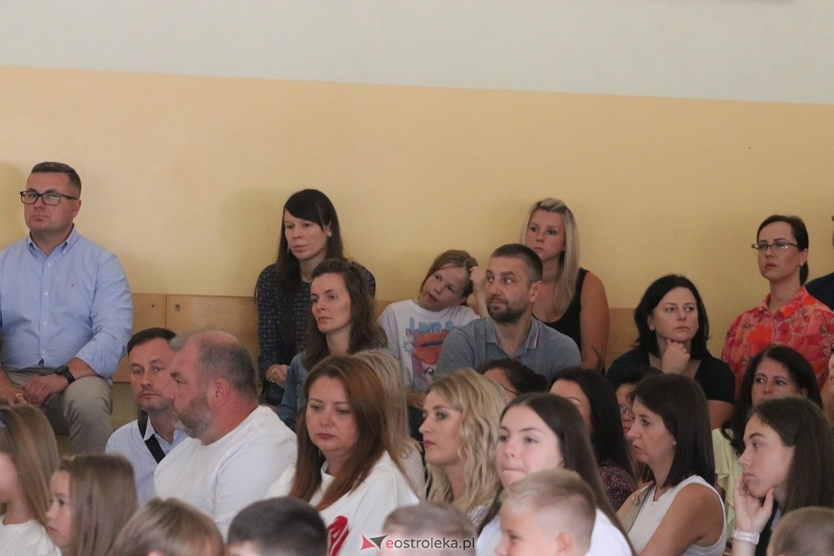 Rozpoczęcie roku szkolnego w SP 6 w Ostrołęce [02.09.2024] - zdjęcie #12 - eOstroleka.pl