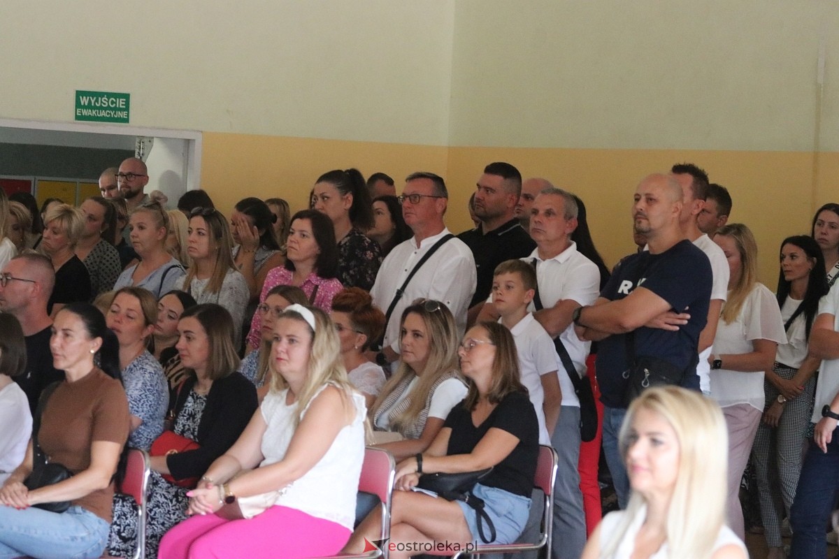 Rozpoczęcie roku szkolnego w SP 6 w Ostrołęce [02.09.2024] - zdjęcie #10 - eOstroleka.pl
