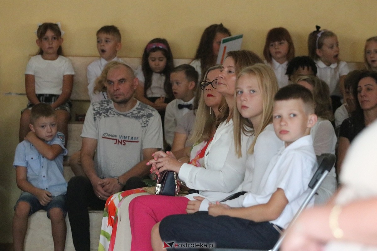 Rozpoczęcie roku szkolnego w SP 6 w Ostrołęce [02.09.2024] - zdjęcie #9 - eOstroleka.pl