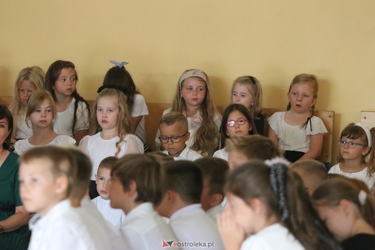 Rozpoczęcie roku szkolnego w SP 6 w Ostrołęce [02.09.2024] - zdjęcie #7 - eOstroleka.pl