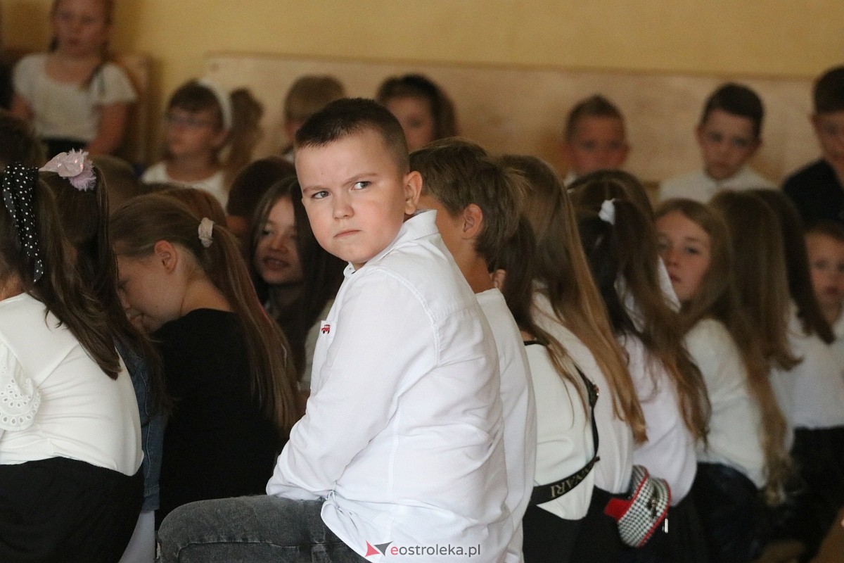 Rozpoczęcie roku szkolnego w SP 6 w Ostrołęce [02.09.2024] - zdjęcie #6 - eOstroleka.pl