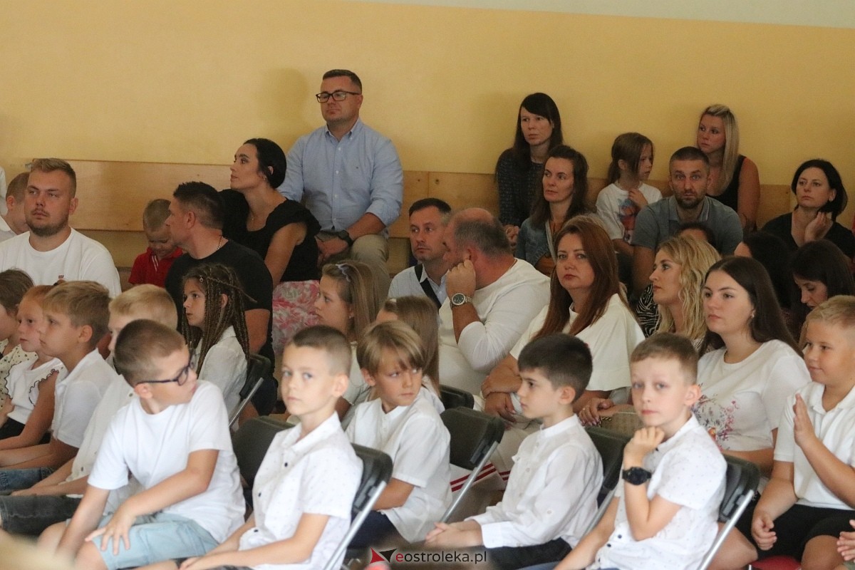 Rozpoczęcie roku szkolnego w SP 6 w Ostrołęce [02.09.2024] - zdjęcie #4 - eOstroleka.pl