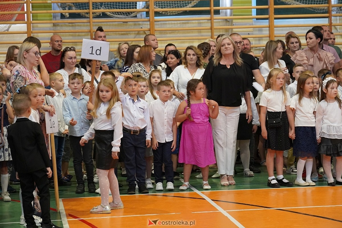 Rozpoczęcie roku szkolnego w 2024/2025 w Szkole Podstawowej nr 5 im. Zofii Niedziałkowskiej w Ostrołęce [02.09.2024] - zdjęcie #60 - eOstroleka.pl