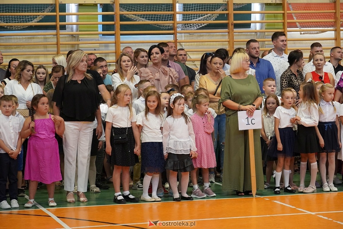 Rozpoczęcie roku szkolnego w 2024/2025 w Szkole Podstawowej nr 5 im. Zofii Niedziałkowskiej w Ostrołęce [02.09.2024] - zdjęcie #59 - eOstroleka.pl