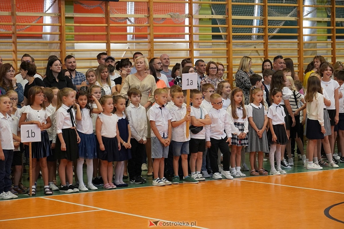 Rozpoczęcie roku szkolnego w 2024/2025 w Szkole Podstawowej nr 5 im. Zofii Niedziałkowskiej w Ostrołęce [02.09.2024] - zdjęcie #57 - eOstroleka.pl