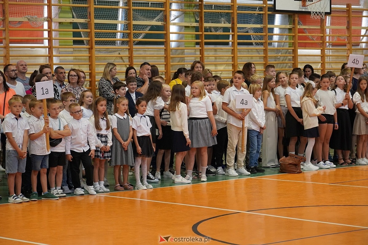 Rozpoczęcie roku szkolnego w 2024/2025 w Szkole Podstawowej nr 5 im. Zofii Niedziałkowskiej w Ostrołęce [02.09.2024] - zdjęcie #56 - eOstroleka.pl