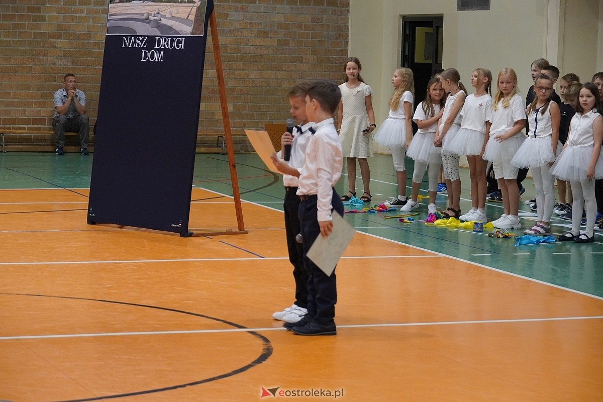 Rozpoczęcie roku szkolnego w 2024/2025 w Szkole Podstawowej nr 5 im. Zofii Niedziałkowskiej w Ostrołęce [02.09.2024] - zdjęcie #55 - eOstroleka.pl