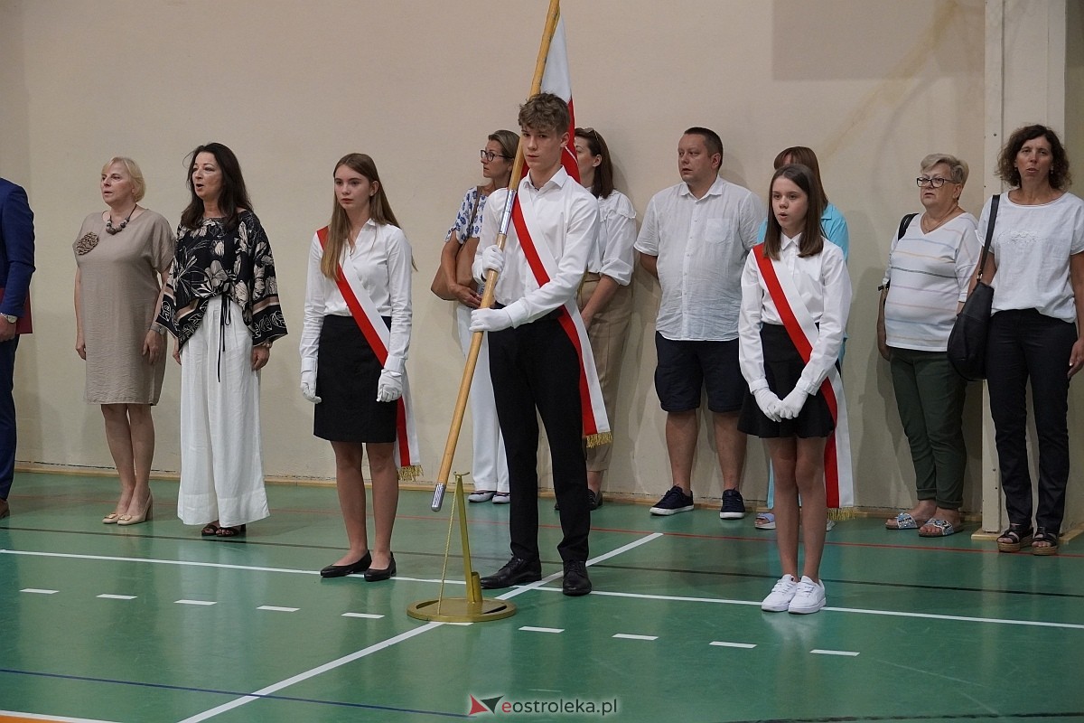 Rozpoczęcie roku szkolnego w 2024/2025 w Szkole Podstawowej nr 5 im. Zofii Niedziałkowskiej w Ostrołęce [02.09.2024] - zdjęcie #54 - eOstroleka.pl