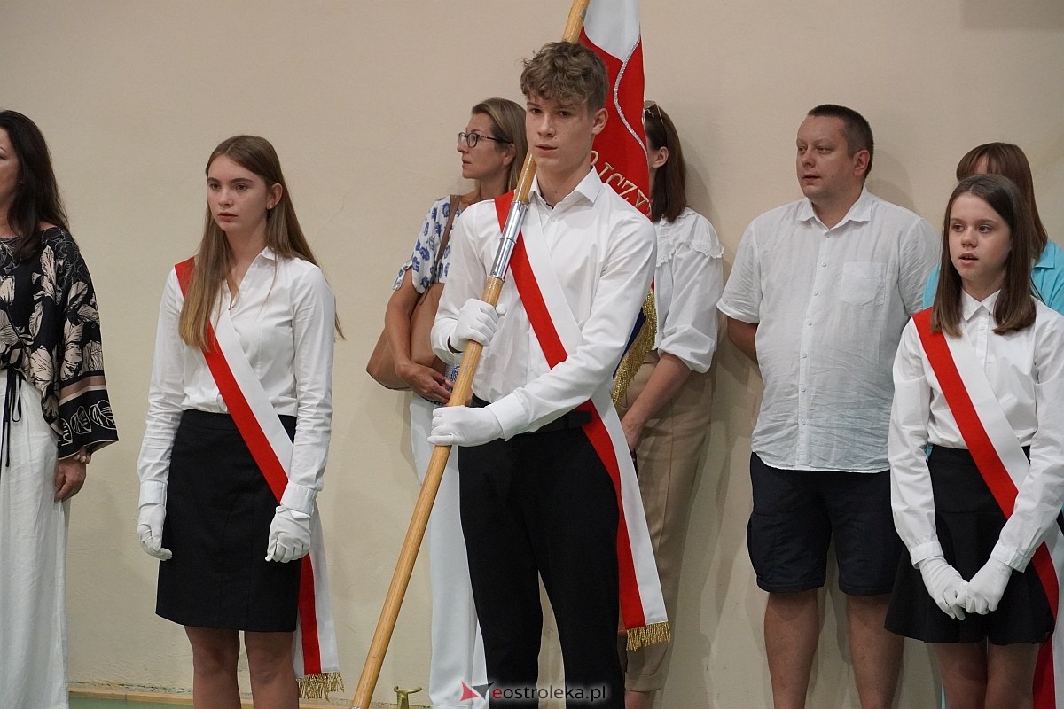Rozpoczęcie roku szkolnego w 2024/2025 w Szkole Podstawowej nr 5 im. Zofii Niedziałkowskiej w Ostrołęce [02.09.2024] - zdjęcie #53 - eOstroleka.pl
