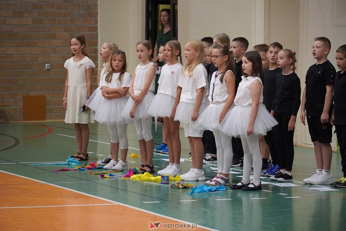 Rozpoczęcie roku szkolnego w 2024/2025 w Szkole Podstawowej nr 5 im. Zofii Niedziałkowskiej w Ostrołęce [02.09.2024] - zdjęcie #51 - eOstroleka.pl