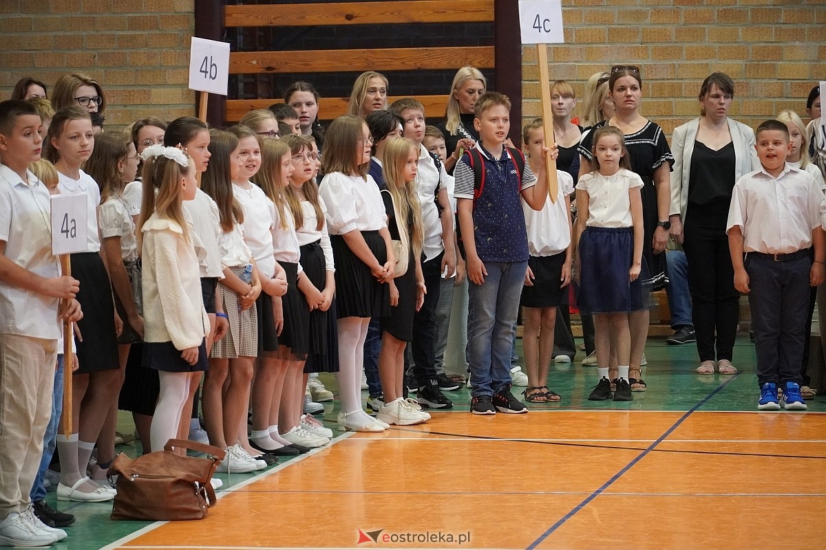 Rozpoczęcie roku szkolnego w 2024/2025 w Szkole Podstawowej nr 5 im. Zofii Niedziałkowskiej w Ostrołęce [02.09.2024] - zdjęcie #49 - eOstroleka.pl