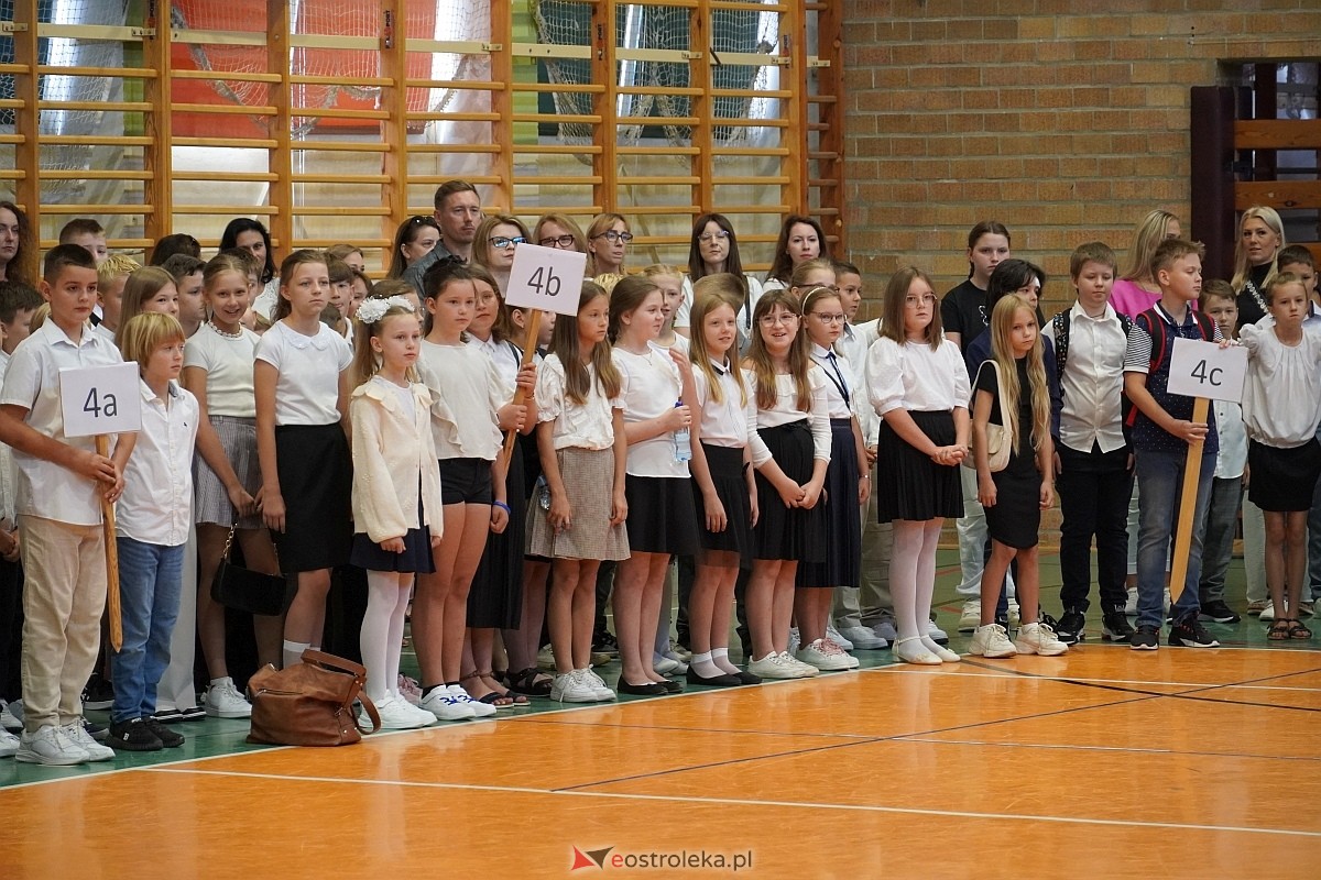 Rozpoczęcie roku szkolnego w 2024/2025 w Szkole Podstawowej nr 5 im. Zofii Niedziałkowskiej w Ostrołęce [02.09.2024] - zdjęcie #46 - eOstroleka.pl
