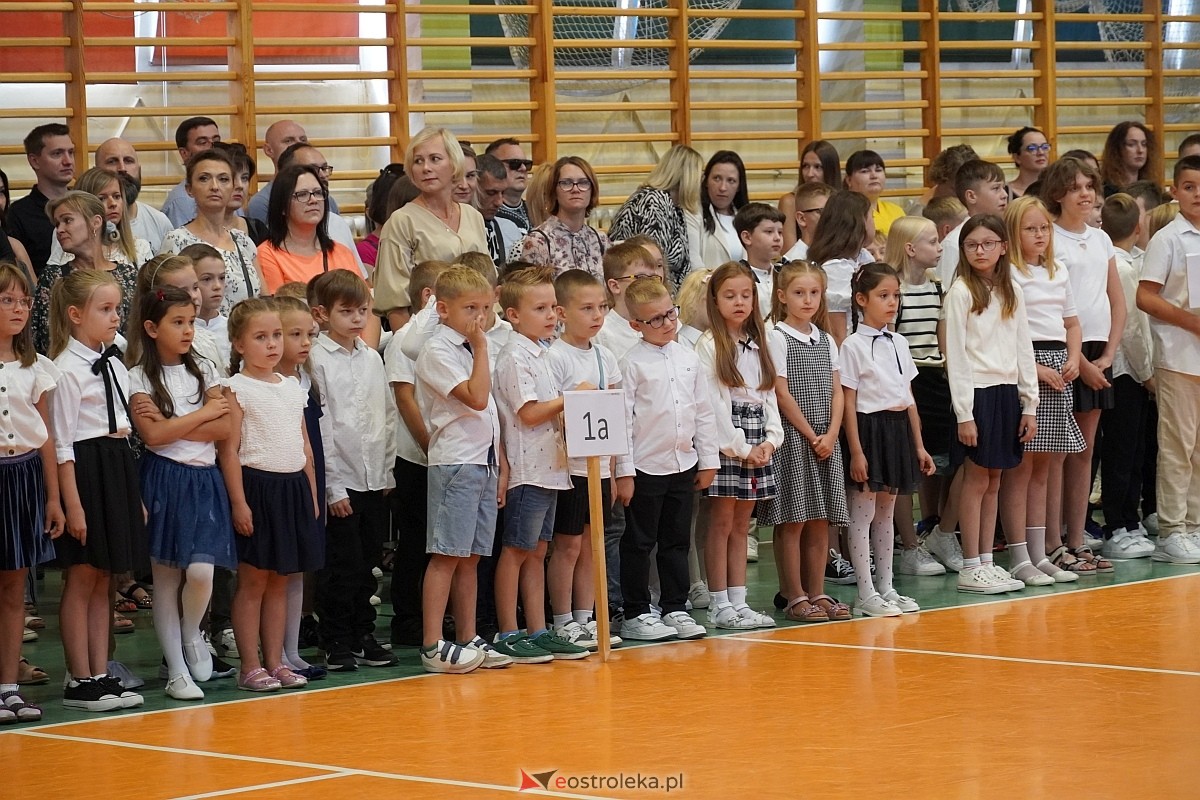 Rozpoczęcie roku szkolnego w 2024/2025 w Szkole Podstawowej nr 5 im. Zofii Niedziałkowskiej w Ostrołęce [02.09.2024] - zdjęcie #44 - eOstroleka.pl