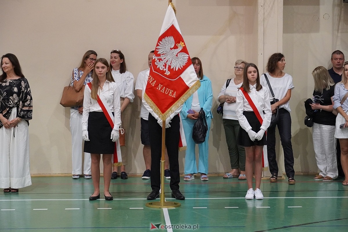 Rozpoczęcie roku szkolnego w 2024/2025 w Szkole Podstawowej nr 5 im. Zofii Niedziałkowskiej w Ostrołęce [02.09.2024] - zdjęcie #40 - eOstroleka.pl