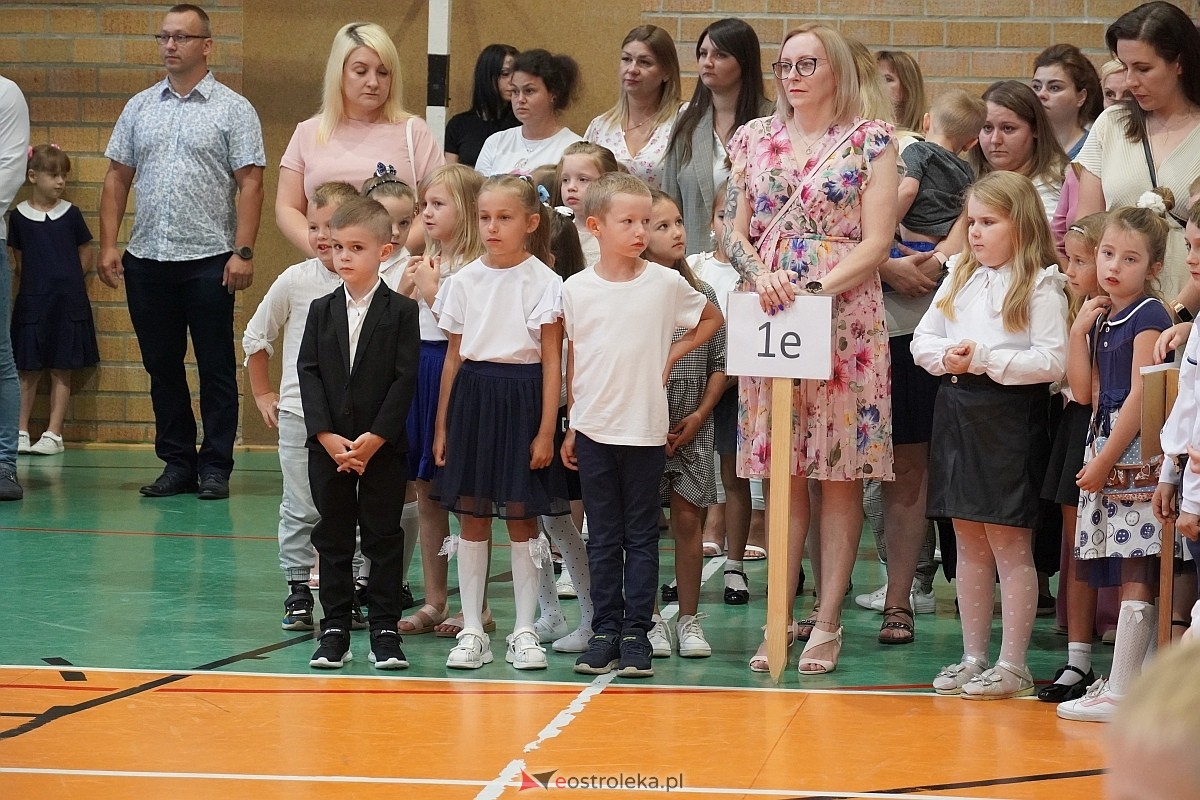 Rozpoczęcie roku szkolnego w 2024/2025 w Szkole Podstawowej nr 5 im. Zofii Niedziałkowskiej w Ostrołęce [02.09.2024] - zdjęcie #38 - eOstroleka.pl