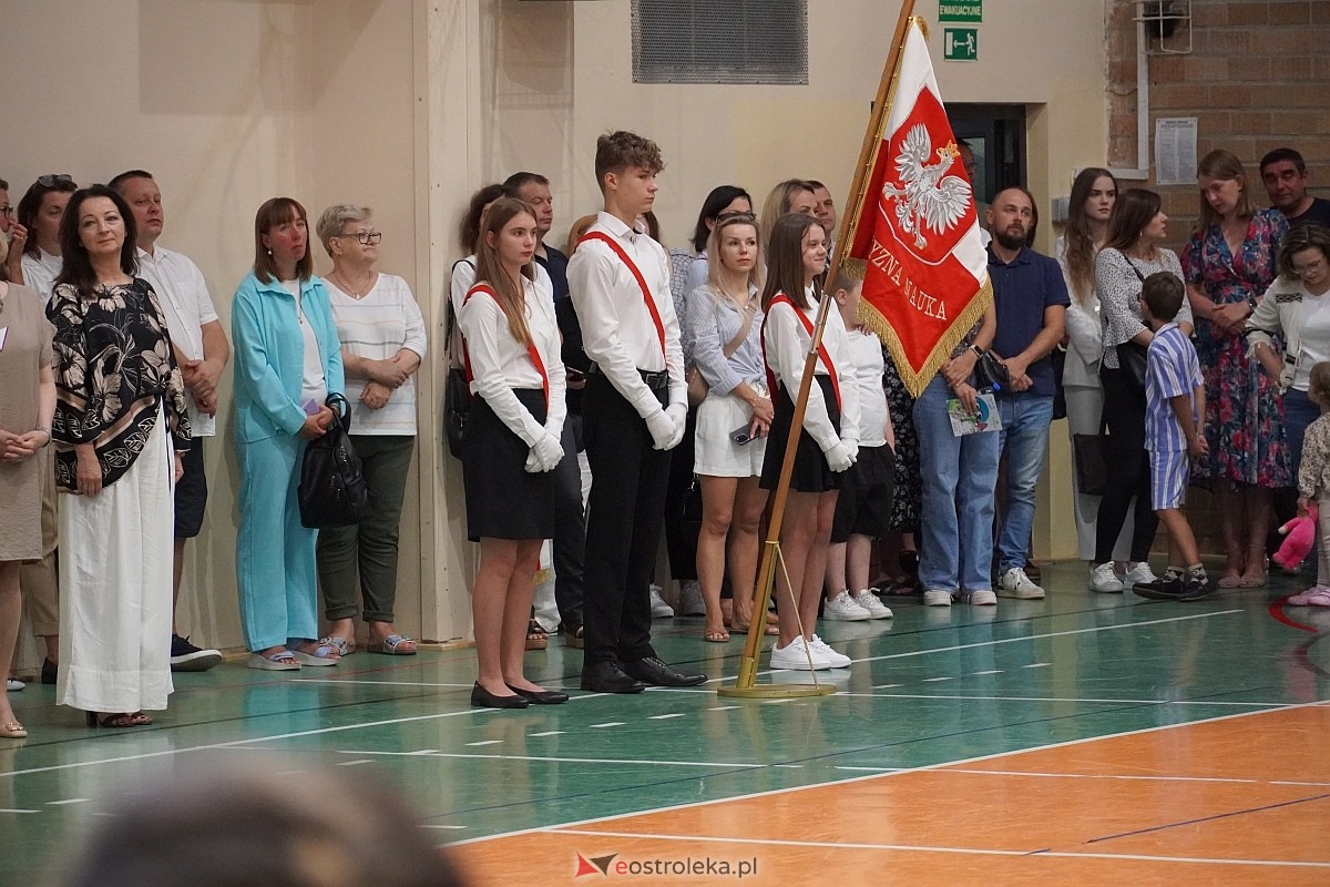 Rozpoczęcie roku szkolnego w 2024/2025 w Szkole Podstawowej nr 5 im. Zofii Niedziałkowskiej w Ostrołęce [02.09.2024] - zdjęcie #36 - eOstroleka.pl