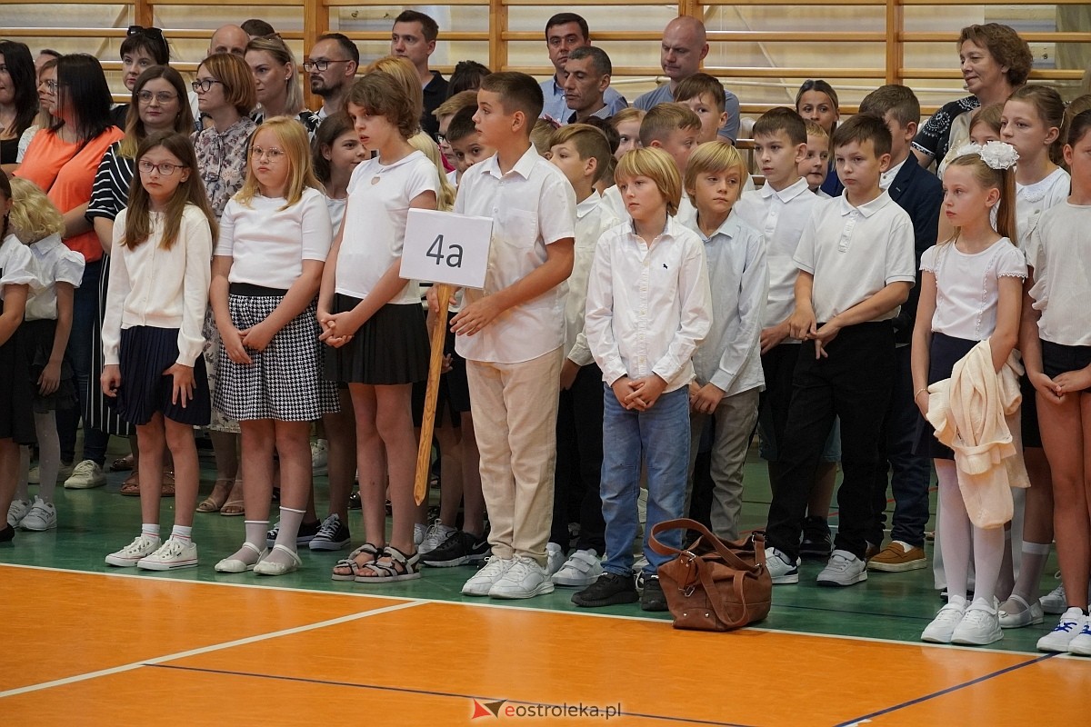 Rozpoczęcie roku szkolnego w 2024/2025 w Szkole Podstawowej nr 5 im. Zofii Niedziałkowskiej w Ostrołęce [02.09.2024] - zdjęcie #33 - eOstroleka.pl