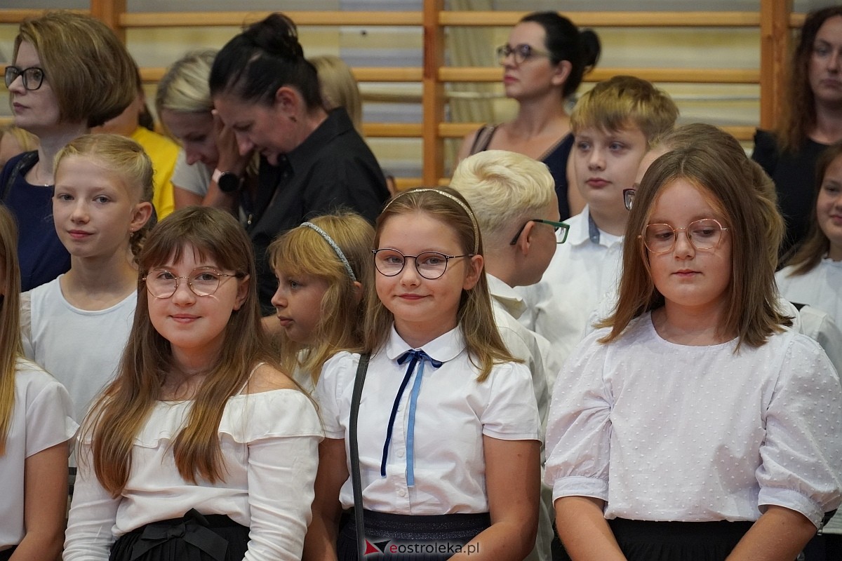 Rozpoczęcie roku szkolnego w 2024/2025 w Szkole Podstawowej nr 5 im. Zofii Niedziałkowskiej w Ostrołęce [02.09.2024] - zdjęcie #32 - eOstroleka.pl